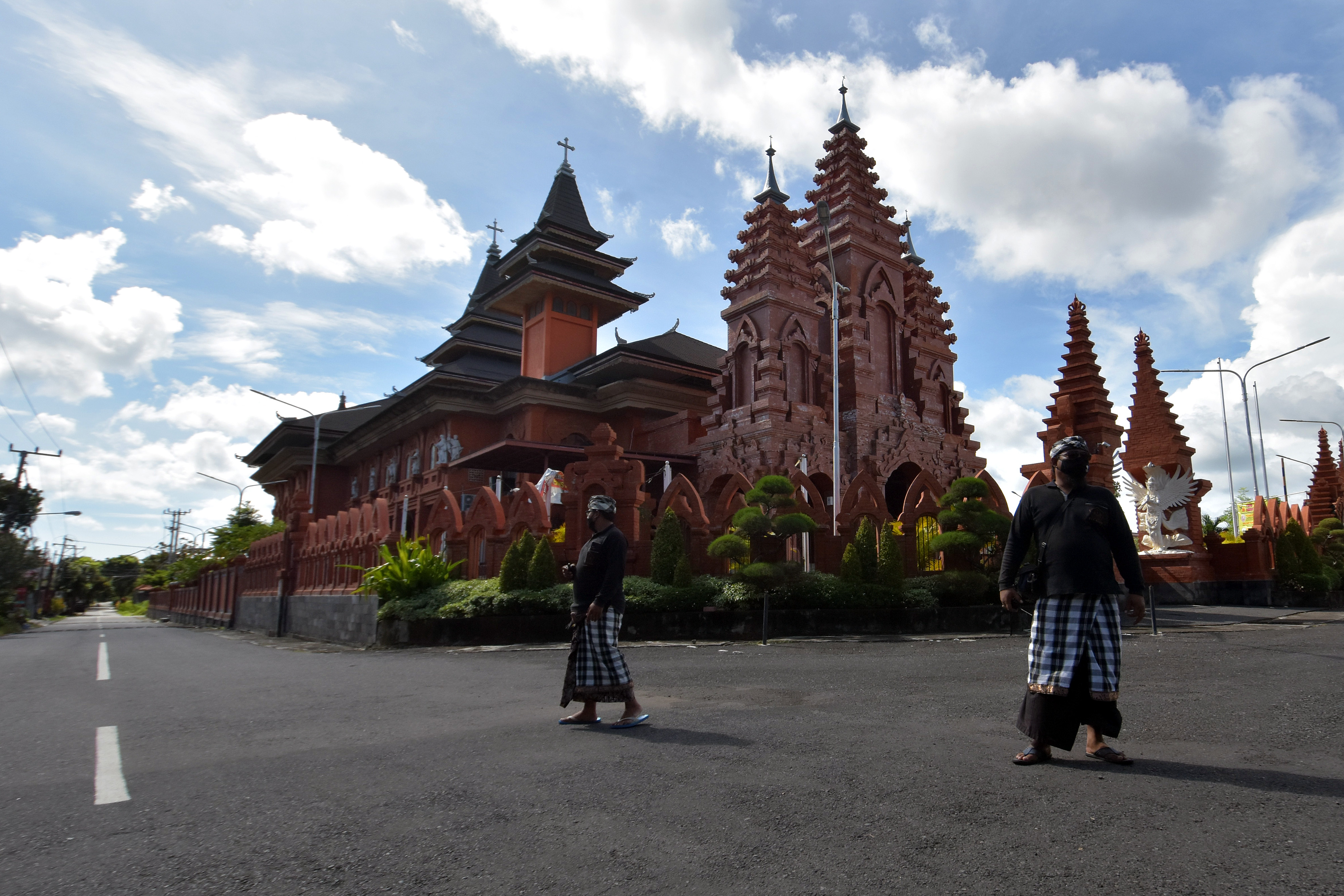 Pecalang memantau situasi di dekat Gereja Katolik Roh Kudus Katedral  Denpasar, Bali saat perayaan Nyepi,  Minggu (14/3/2021). 