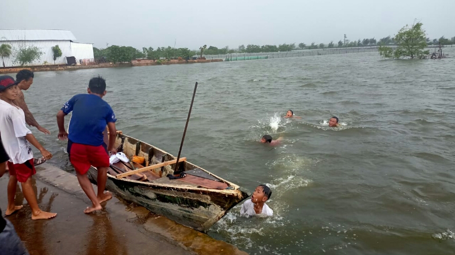 Banjir rob genangi ratusan ruman di dua desa, di NTT, Rabu (31/3/2021)