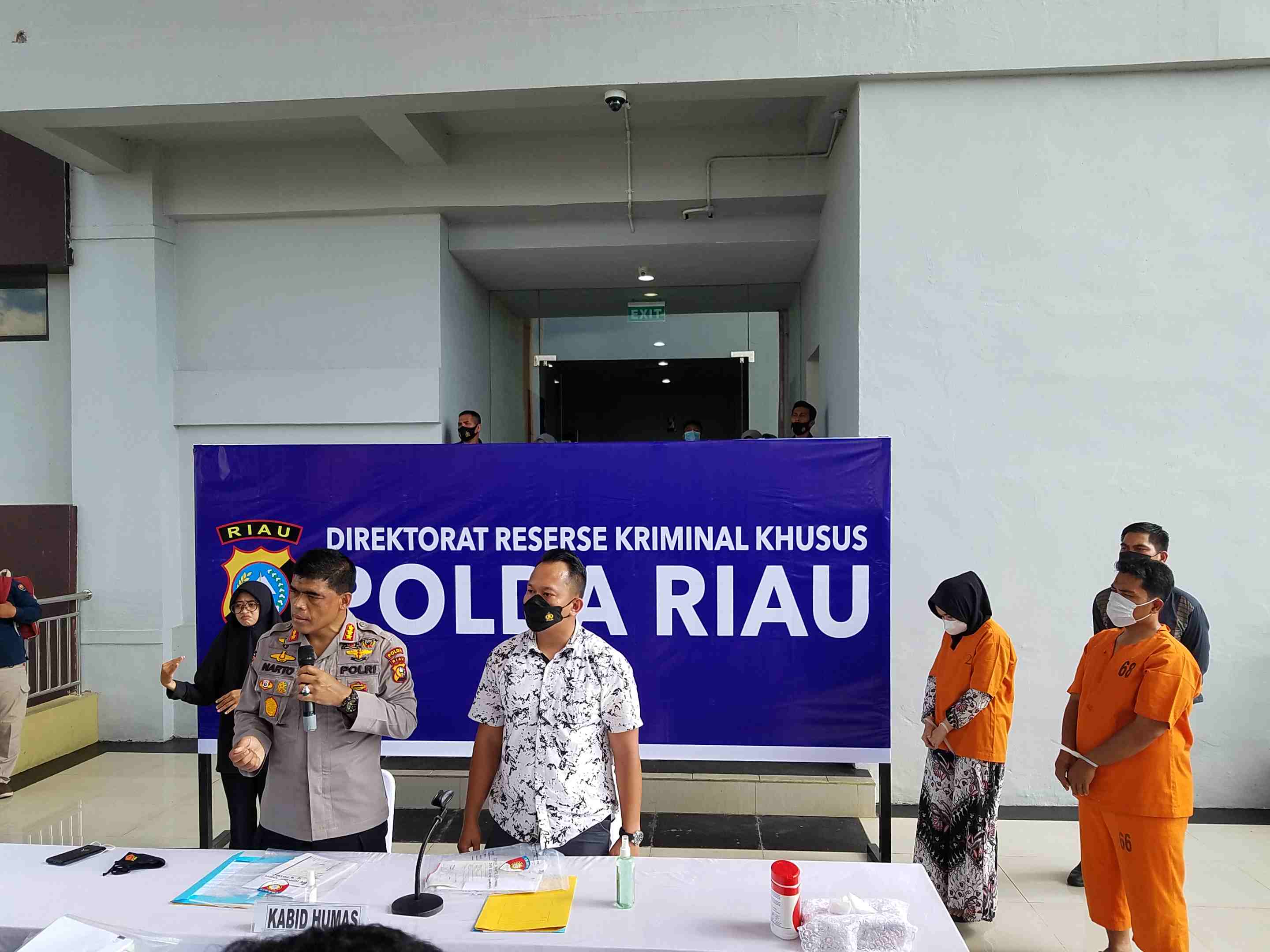 Dua tersangka pegawai Bank Riau Kepri yang membobol rekening nasabah dihadirkan dalam rilis kasus di Polda Riau.