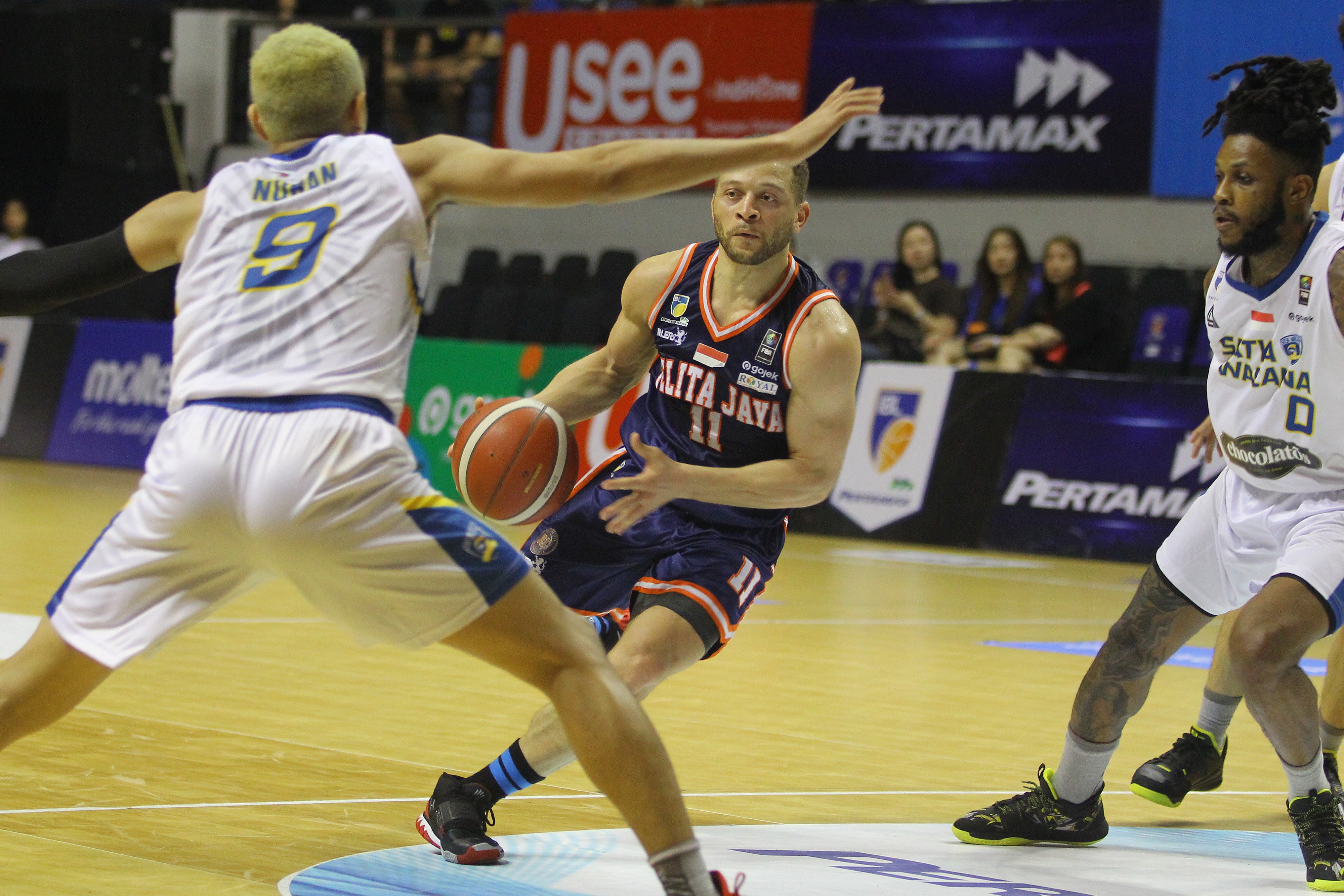 Pebola basket Pelita Jaya Bakrie Kevin Kardell Bridgewaters (tengah) saat menghadapi Satya Wacana Salatiga