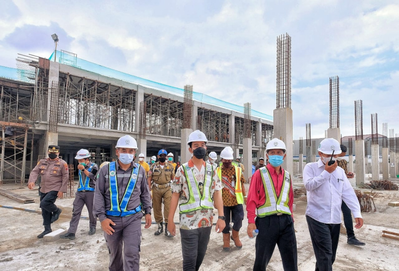 Walikota Surakarta Girban Rakabuming meninjau renovasi Pasar Legi Surakarta