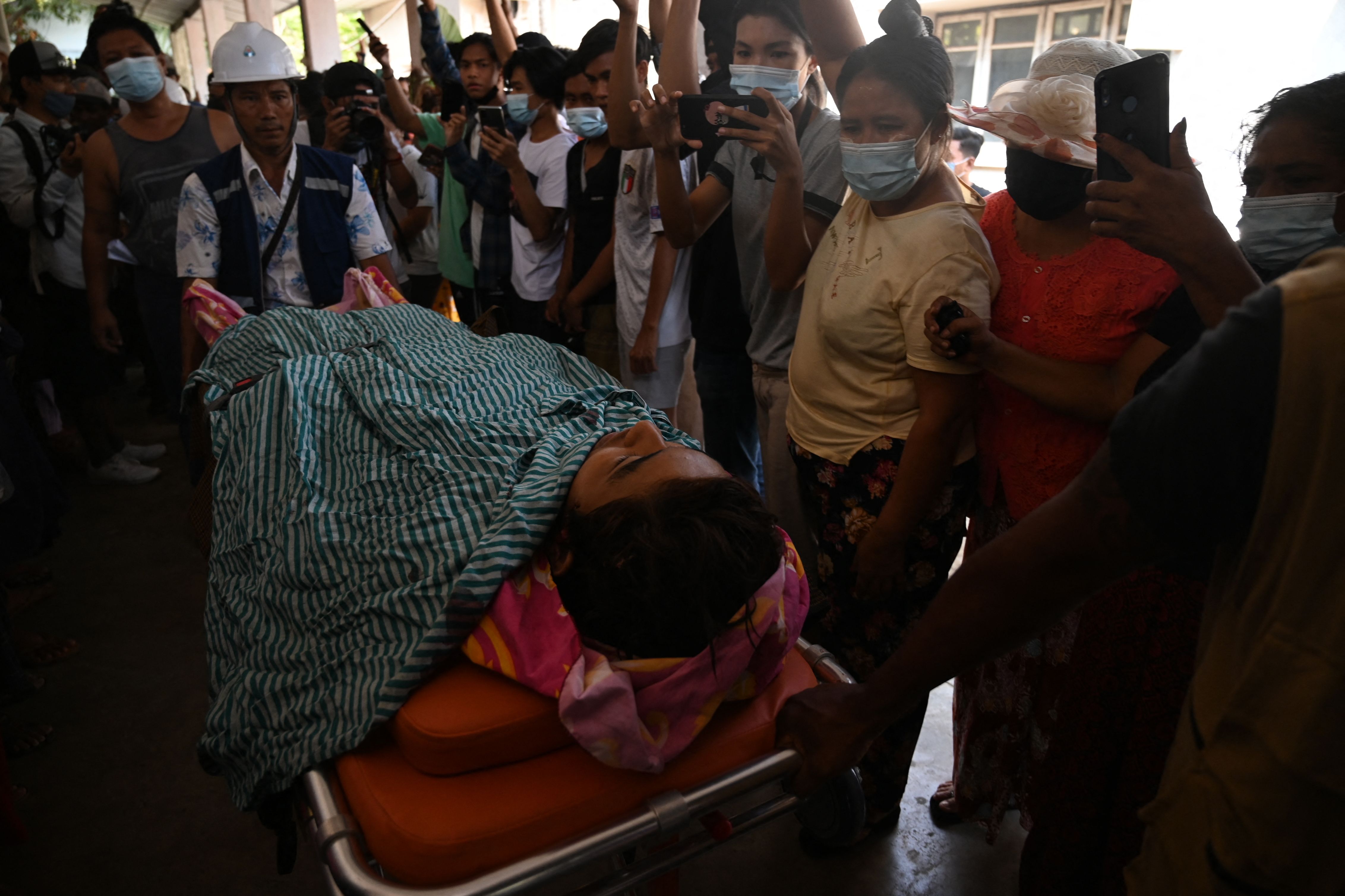 Jenazah seorang demonstran tewas akibat kekerasan oleh aparat keamanan dibawa dari RS Thingangyun di Kota Yangon, Myanmar, Senin (15/3).  