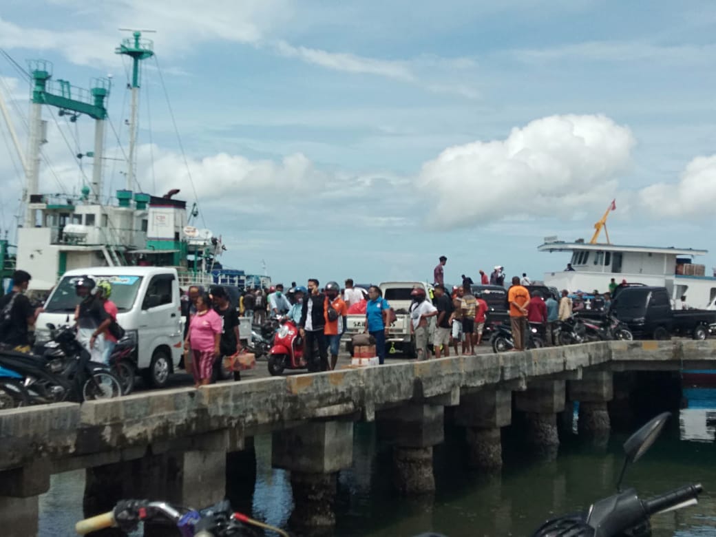 Suasana pelabuhan kelas III Lewoleba, Kabupaten Lembata, Nusa Tenggara Timur, jelang hari raya Paskah.