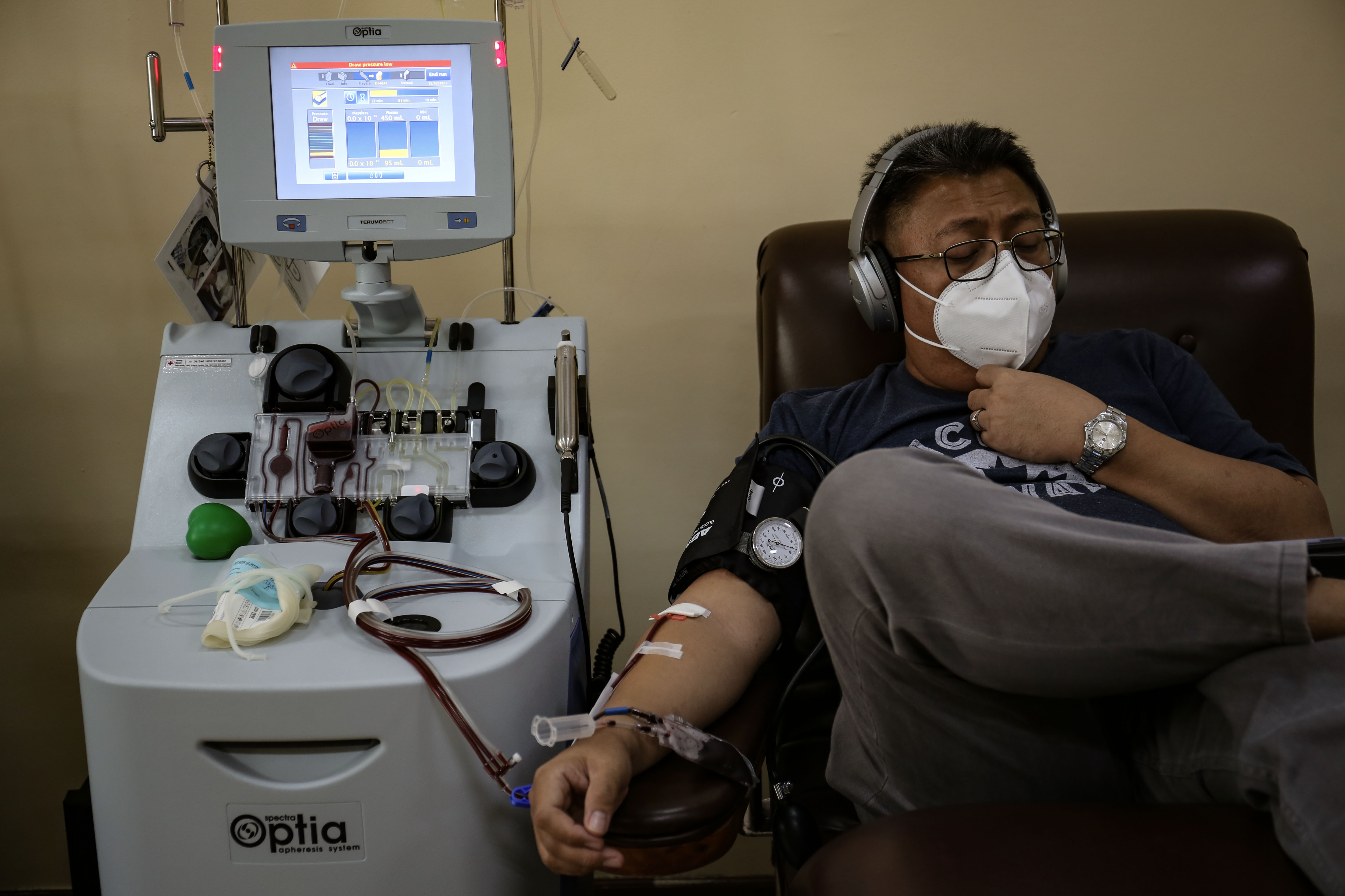 Seorang penyintas covid-19 mendonorkan plasma darah konvalesennya di PMI Jakarta Pusat, Senin (15/2/2021).