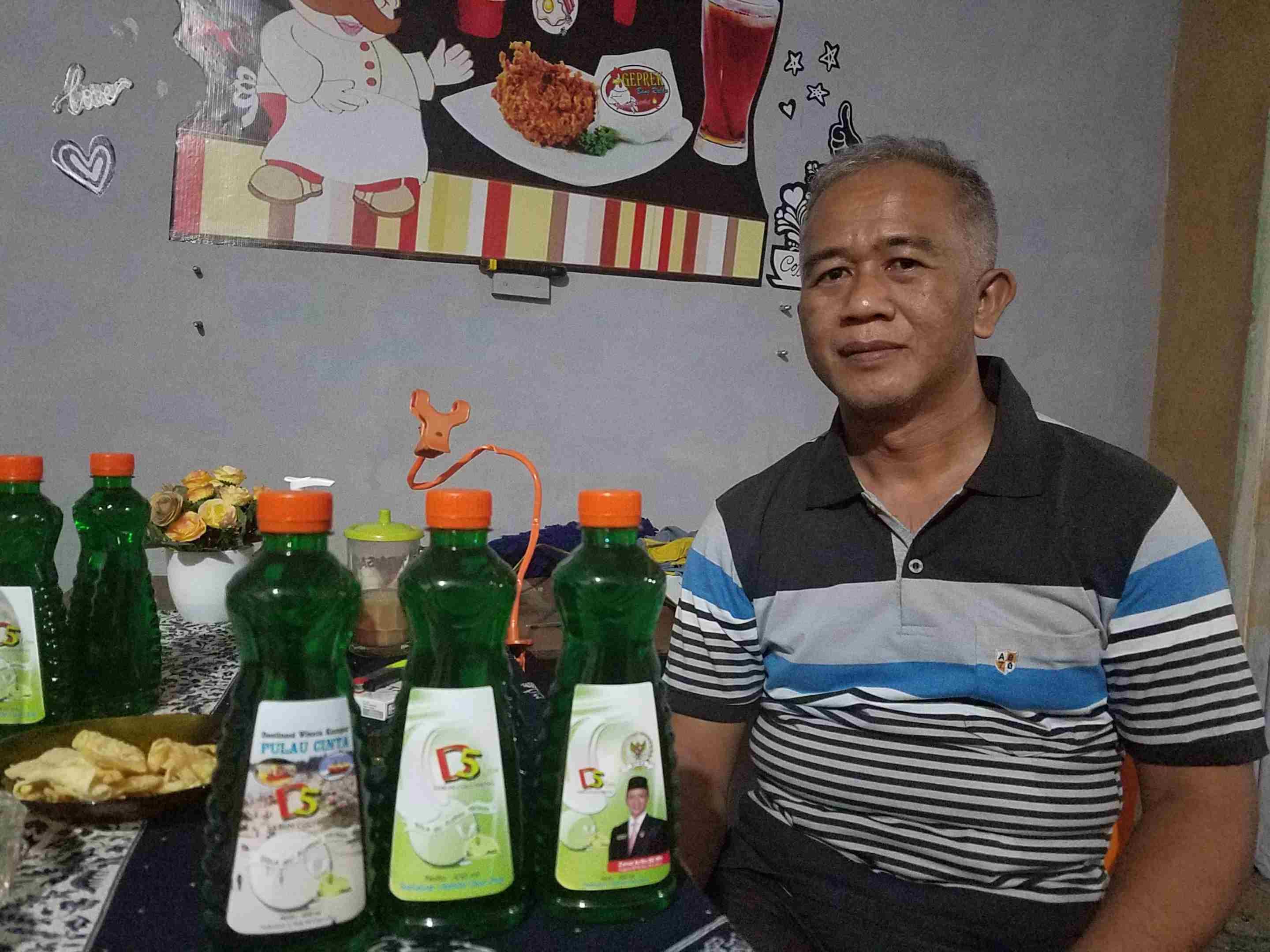 Taufiq memamerkan produk UMKM sabun cuci piring yang dikerjakan bersama 40 warga di komplek perumahannya.