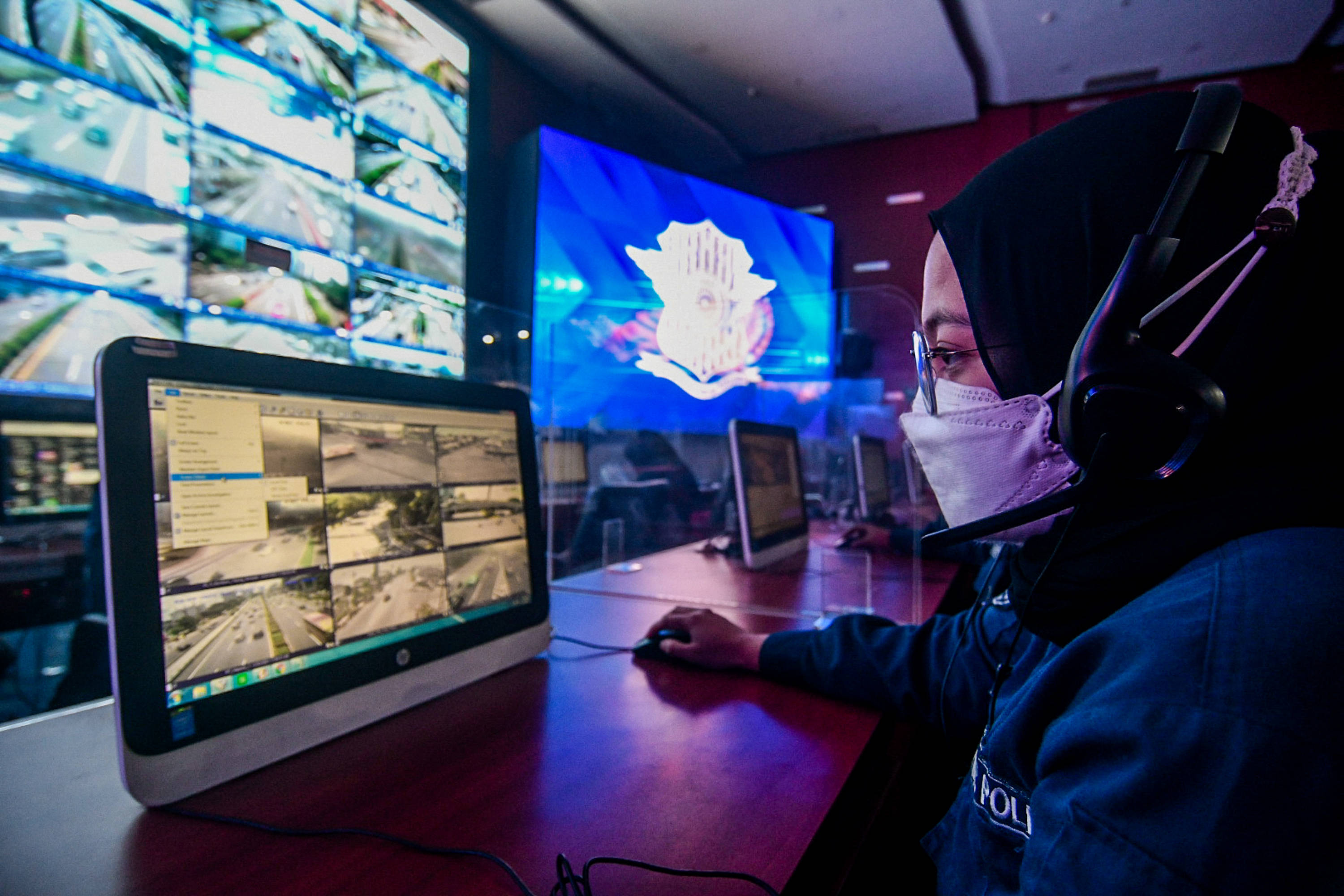 Petugas memantau kamera pengawas tilang elektronik (E-TLE) melalui layar monitor di Gedung NTMC Polri, Jakarta.