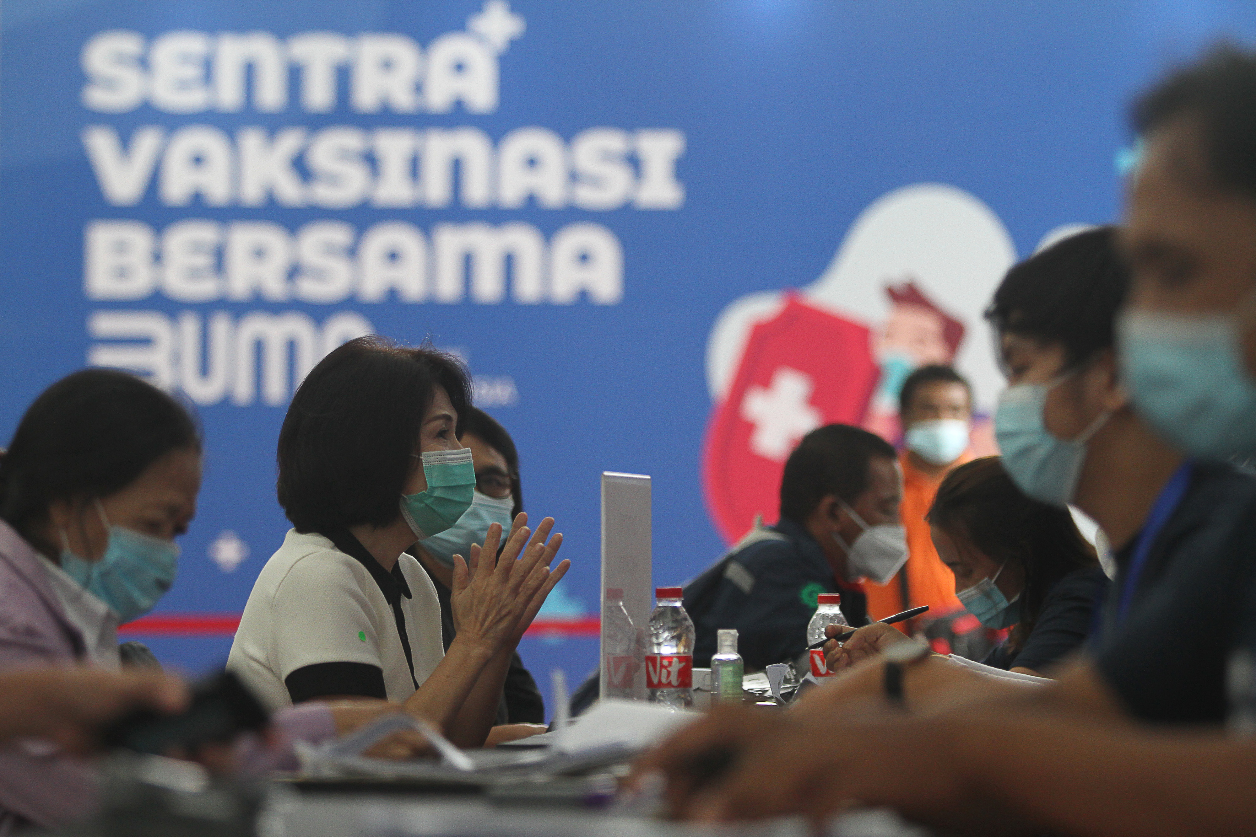  Warga mendaftar ulang di Sentra Vaksinasi Bersama BUMN di Mal Grand City, Surabaya, Jawa Timur, Minggu (28/3/2021)