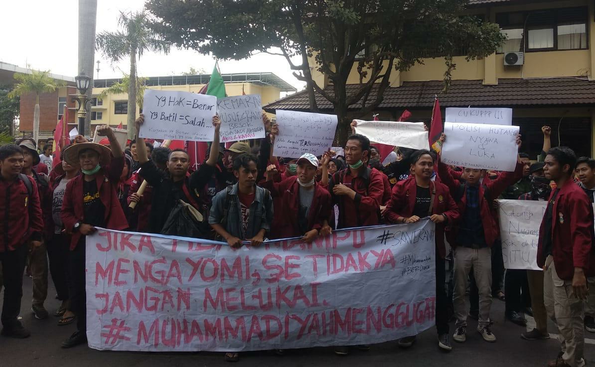  Ikatan Mahasiswa Muhammadiyah (IMM) AR Fakhruddin Yogyakarta saat berunjuk rasa menyampaikan sikap politik. 