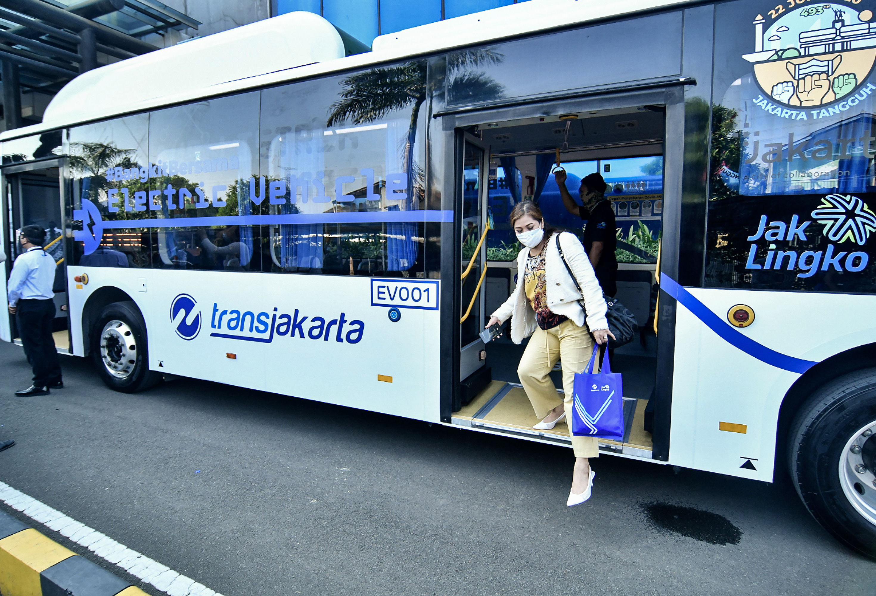 Trans-Jakarta Targetkan Ada 20 Bus Listrik pada Pertengahan Tahun