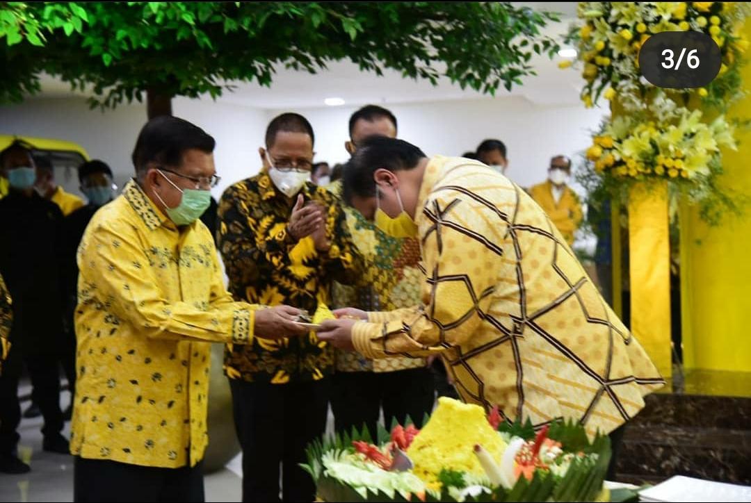 Ketua Umum Golkar Airlangga Hartarto memberi tumpeng kepada mantan Ketua Umum Golkar dan mantan Wakil Presiden Jusuf Kalla.  