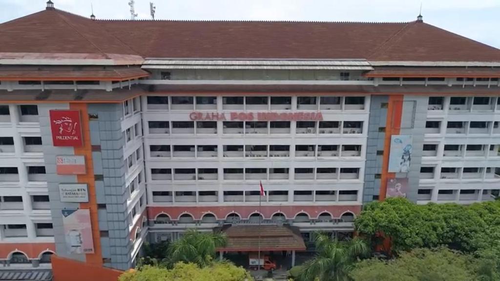 Kantor Pusat PT Pos Indonesia di Kota Bandung, Jawa Barat.