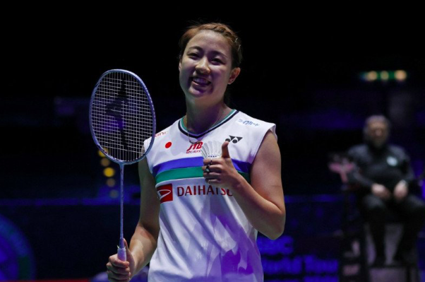 Pebulutangkis Jepang Nozomi Okuhara merayakan keberhasilan mengalahkan pemain Thailand Ratchanok Intanon dalam semifinal tunggal putri All E