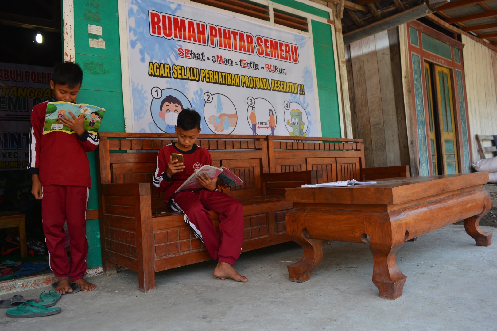 Siswa SD mengikuti pembelajaran daring di Rumah Pintar Dusun Randurejo, Desa Marmoyo, Kecamatan Kabuh, Jombang, Kamis (6/8/2020)