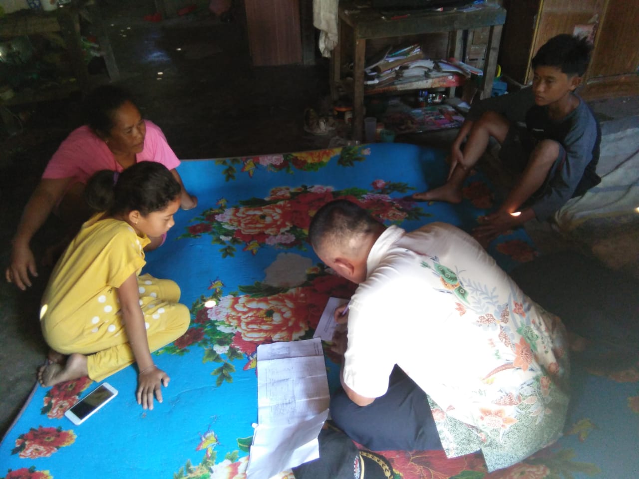 Kunjungan ke rumah peserta didik dalam memberikan materi pelajaran