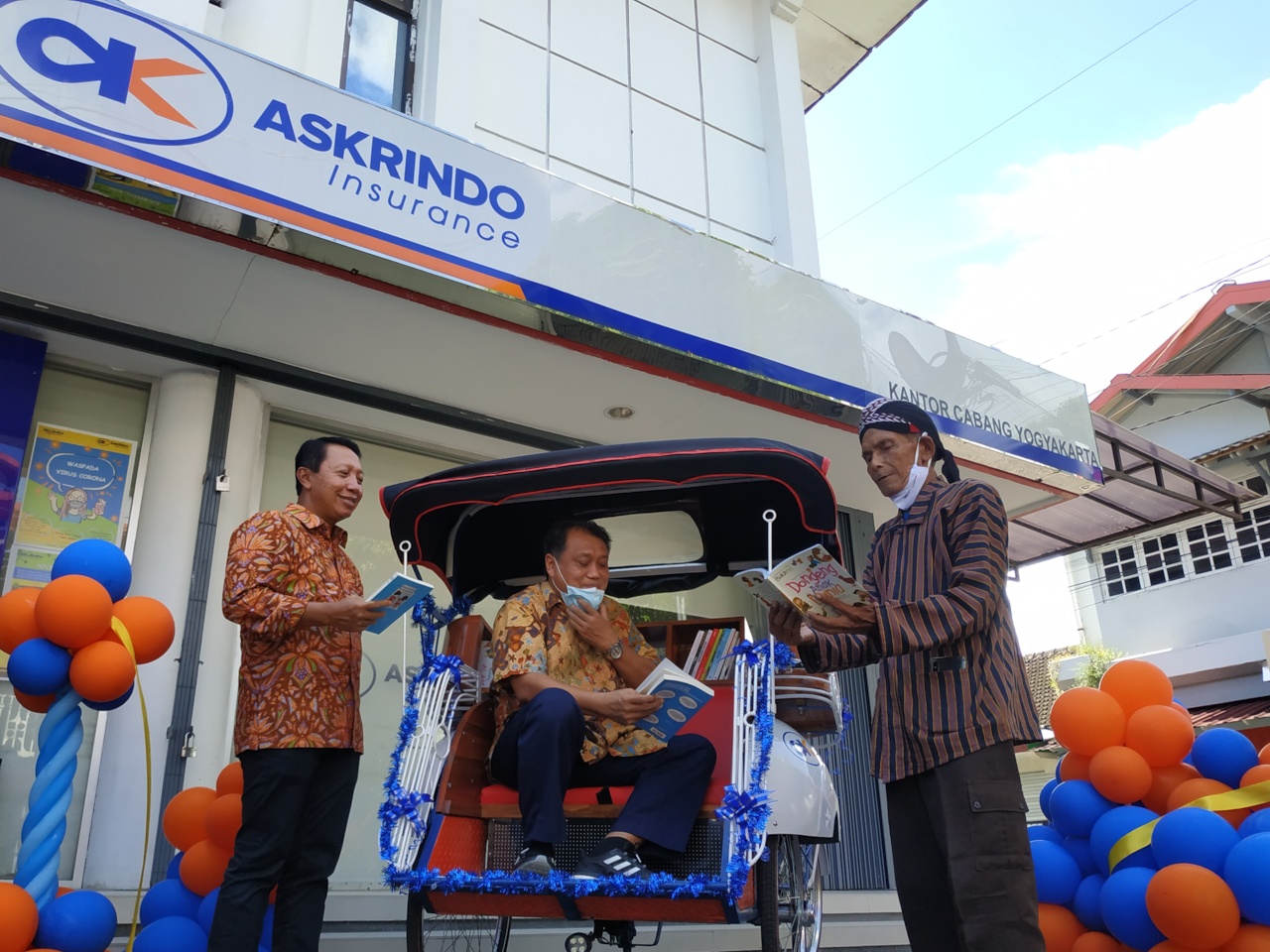 Sutopo (paling kanan) bersama becak listrik pustaka sumbangan dari PT Askrindo