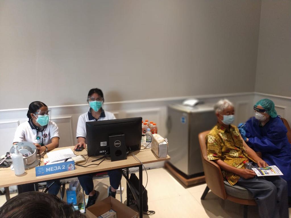 Vaksinasi Covid-19 bagi lansia di Cikarang