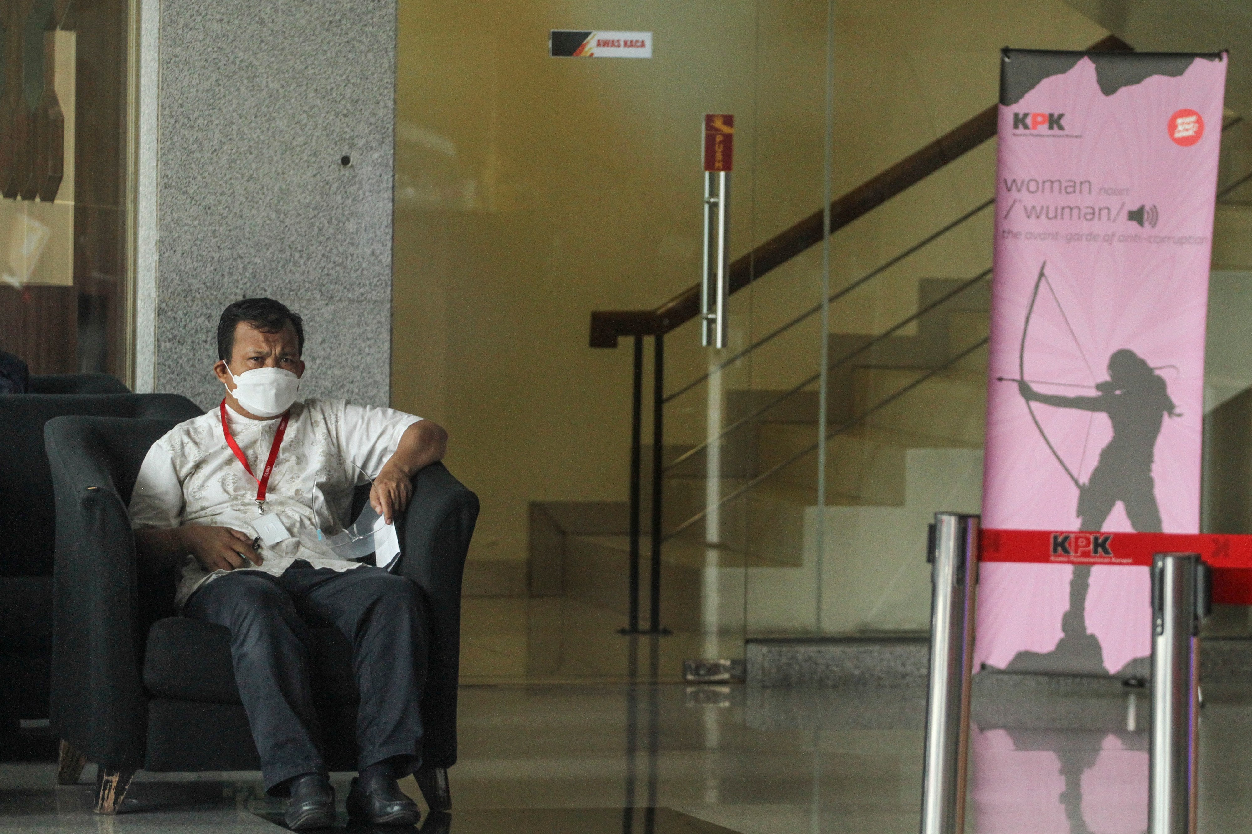 Pejabat Peruma Sarana Jaya Rachmat Taufik menjalani pemeriksaan di KPK