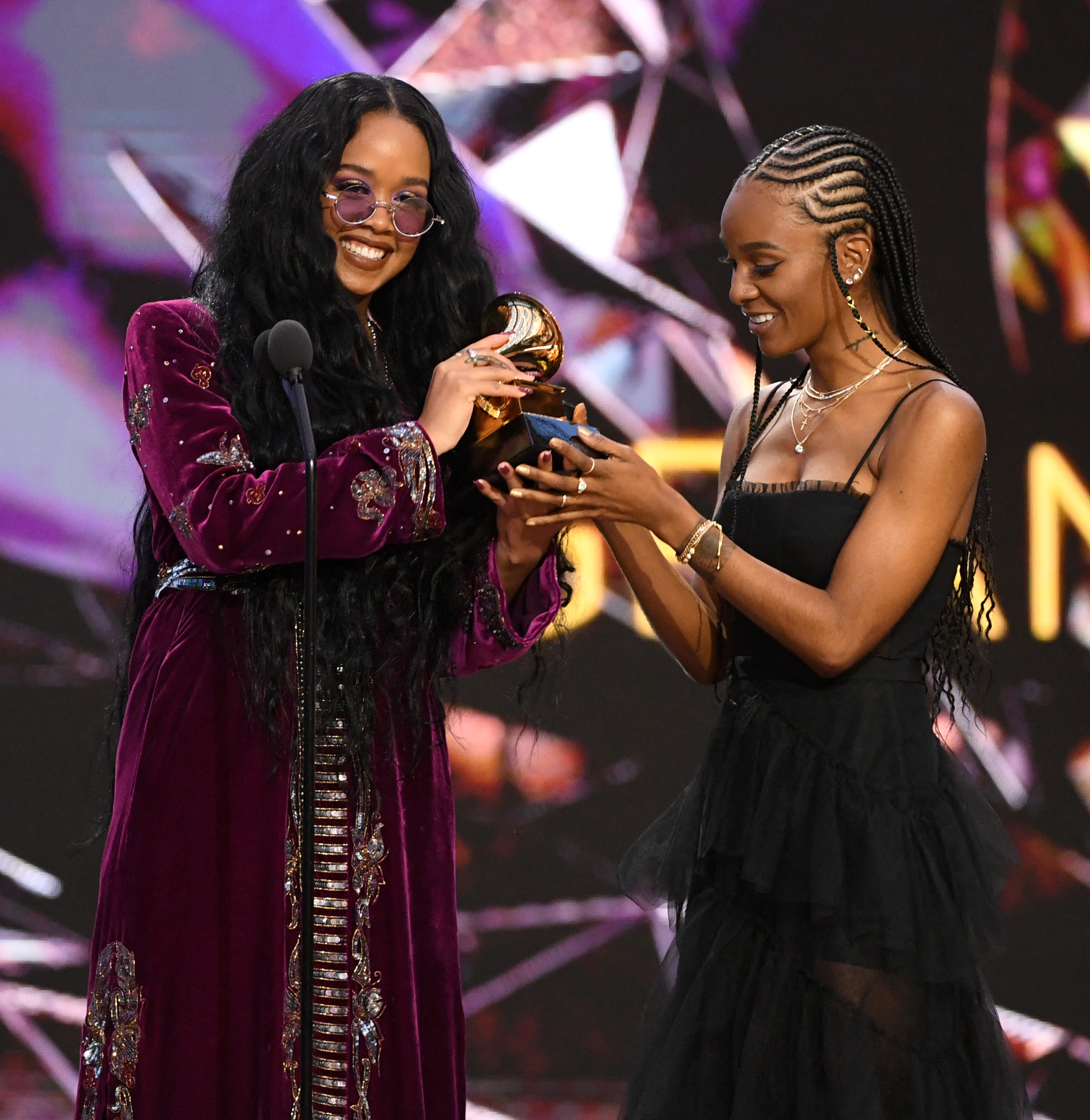 H.E.R. (kiri) bersamaTiara Thomas saat menerima Grammy untuk lagunya yang dinobatkan sebagai Song of the Year 