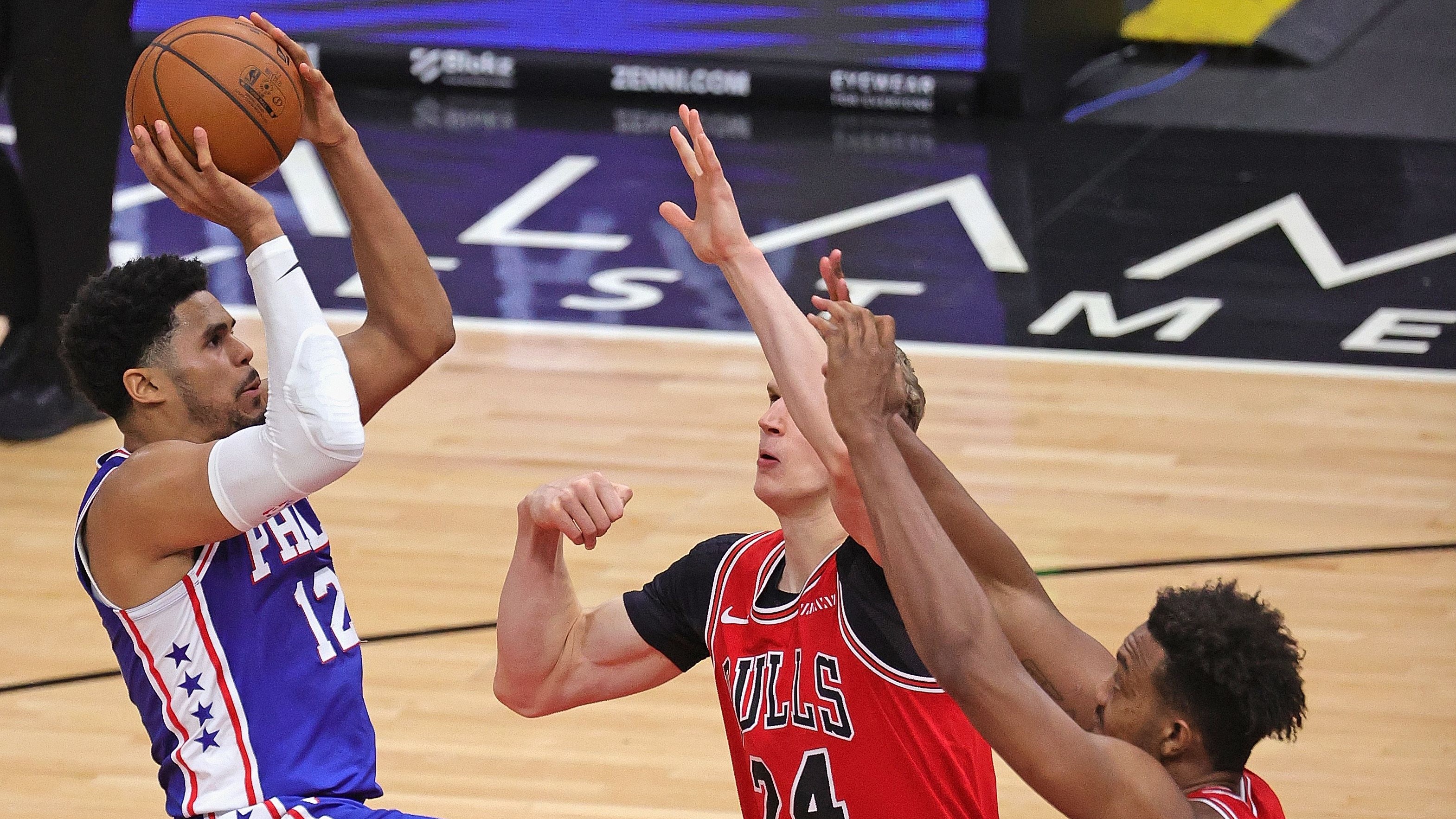 Pemain Philadelphia 76ers Tobias Harris Nomor 12 melakukan tembakan saat pertandingan melawan Chicago Bulls, hari ini.