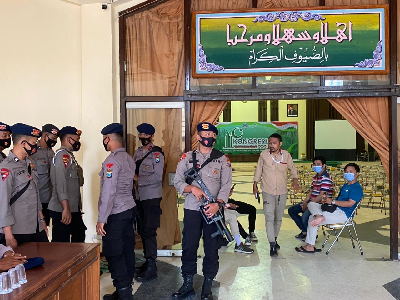 Anggota Polrestabes Surabaya perketat penjagaan Kongres XXXI HMI di Gedung Islamic Centre, Jalan Dukuh Kupang Surabaya. 