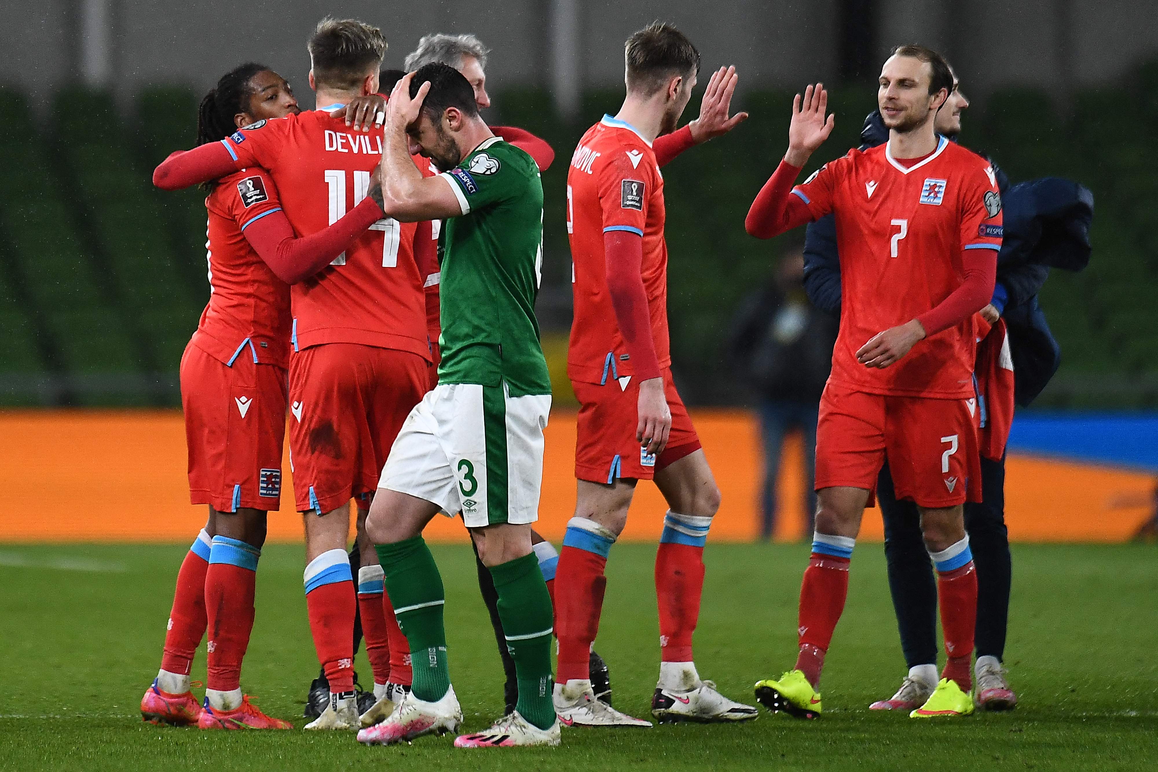 Pemain Luxembourg melakukan selebrasi usai meraih kemenangan atas Irlandia di laga kualifikasi Piala Dunia.