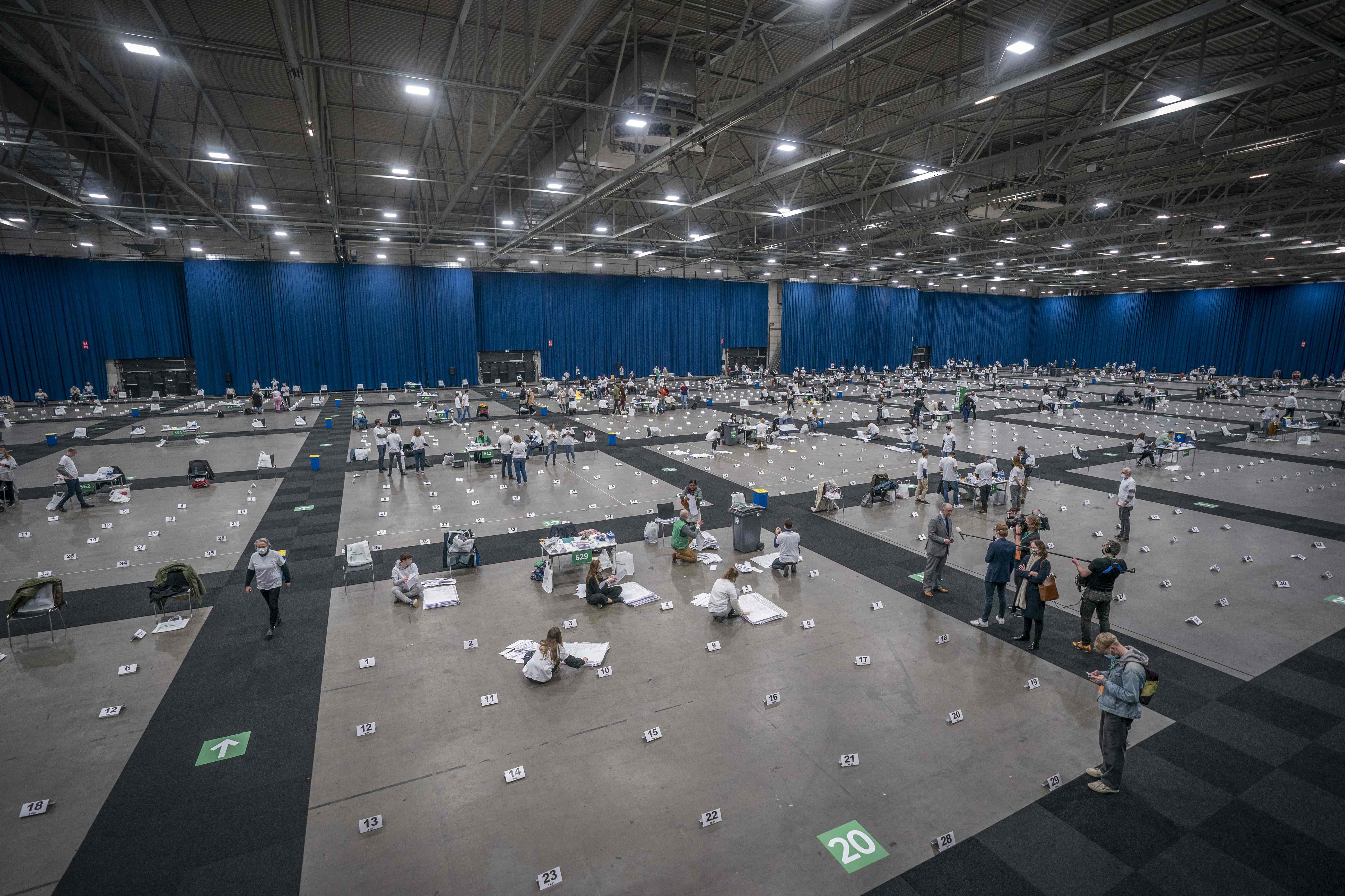 Petugas menghitung surat suara yang masuk dalam pemilu Belanda di Ahoy Rotterdam, Belanda.