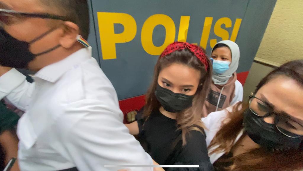 Selebgram Gabriela Larasati saat menjalani pemeriksaan kasus video asusila di Polres Jakarta Barat