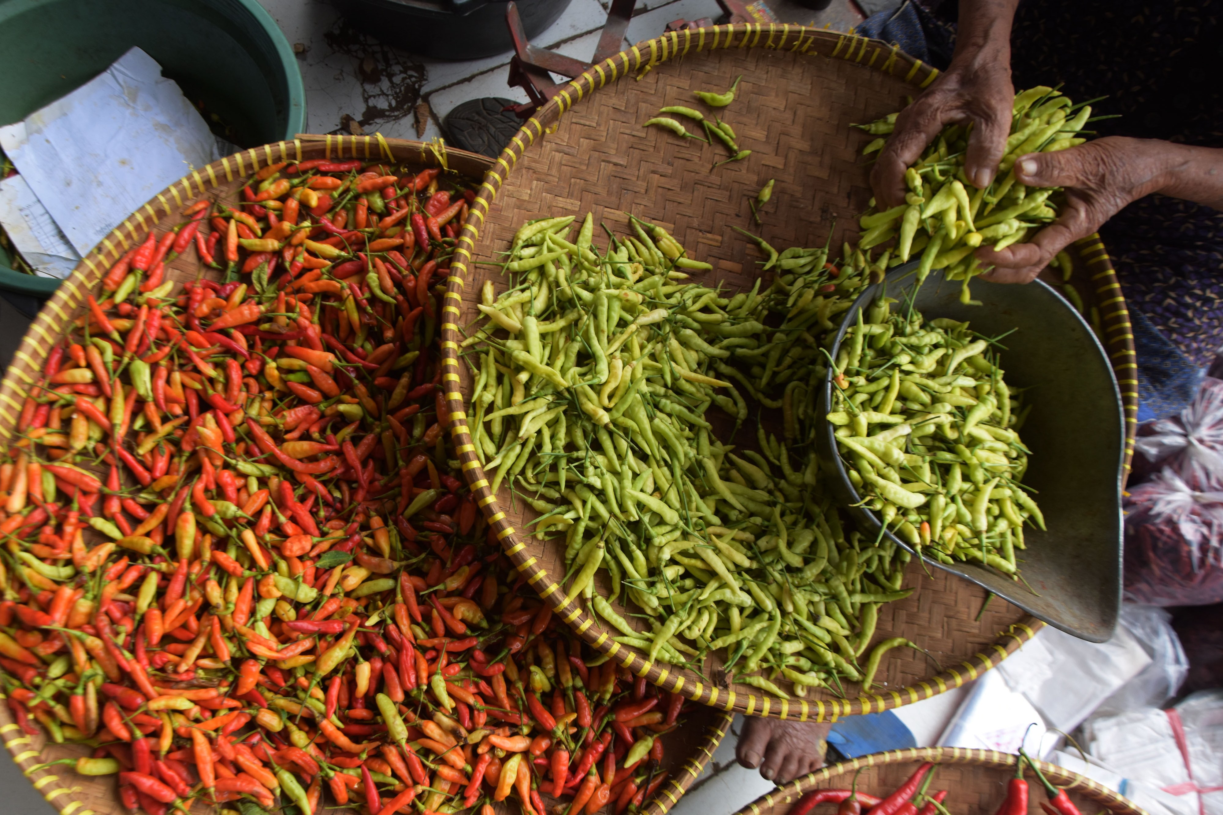 Pedagang menimbang cabai di Pasar Besar Kota Madiun, Jawa Timur, Jumat (5/3).