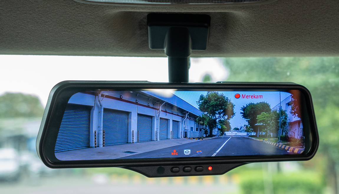  Smart E-Mirror mampu merekam kondisi di depan dan belakang mobil secara bersamaan sehingga bisa dimanfaatkan sebagai dash cam. 