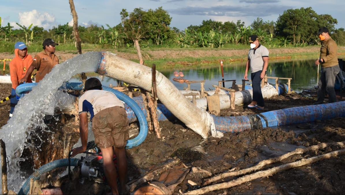 Gubernur Kalimantan Tengah Sugianto Sabran mengecek pintu air di lokasi food estate  Kecamatan Dadahup,  Kabupaten Kapuas.