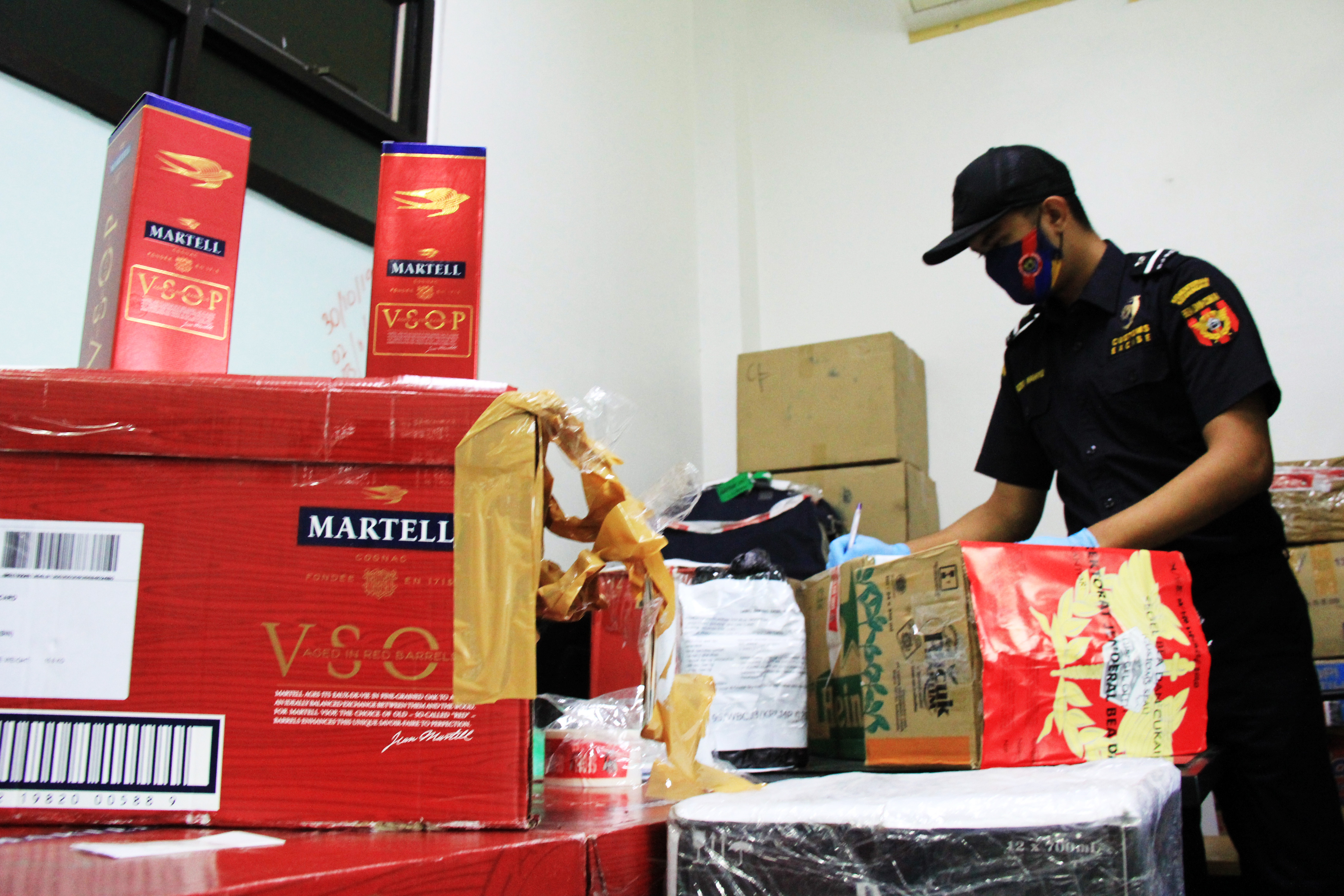 Petugas mencatat jumlah minuman keras selundupan diamankan di Kantor Bea dan Cukai Tipe Madya Pabean B Dumai, Riau, Kamis (25/2/2021)