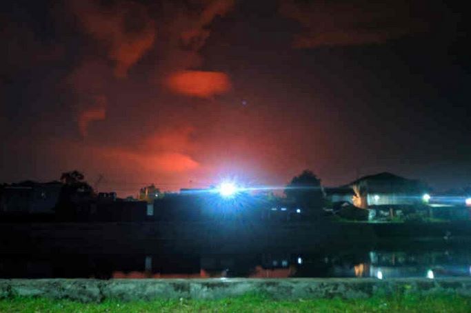 Suasana langit yang memerah akibat kilang minyak Pertamina Balongan terbakar. 