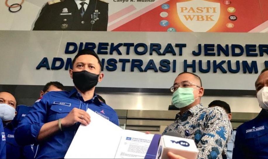 Ketua Umum Partai Demokrat Agus H Yudhoyono (kiri). 