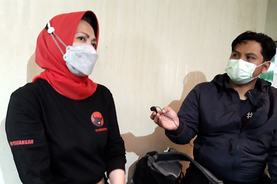 Walikota Batu Dewanti Rumpoko (kiri) 