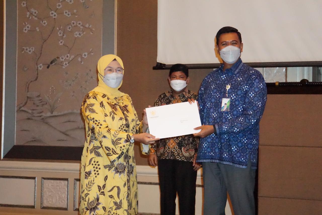  Dirjen PPKK3 Kemenaker Kerja Haiyani Rumondang menyerahkan petikan kepres kepada Direktur Utama BPJAMSOSTEK Anggoro Eko Cahyo.