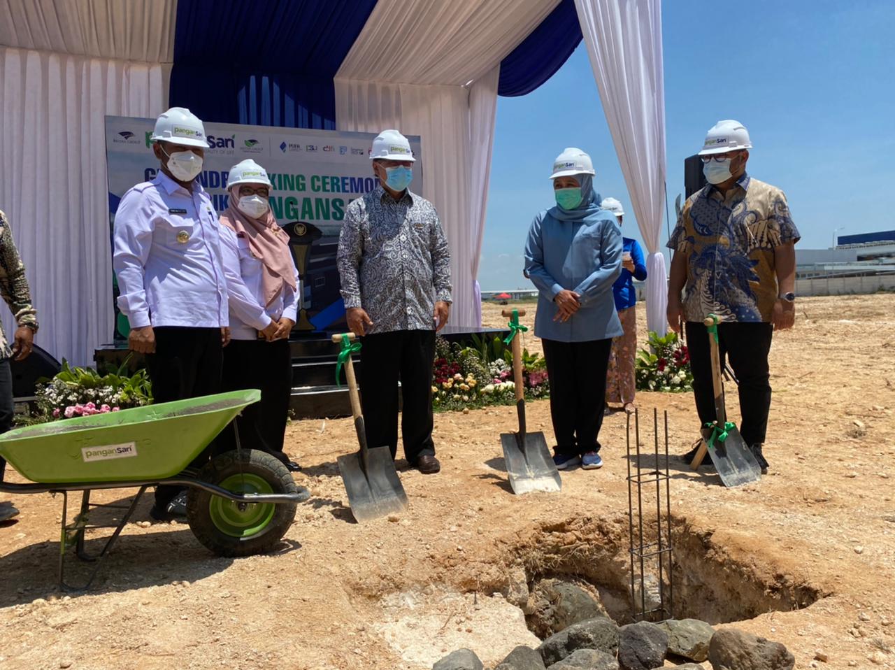 CEO Media Group Mohammad Mirdal Akib (kanan) dan Gubernur Jatim Khofifah Indar Parawansa (kedua kanan) saat groundbreaking pabrik Pangansari