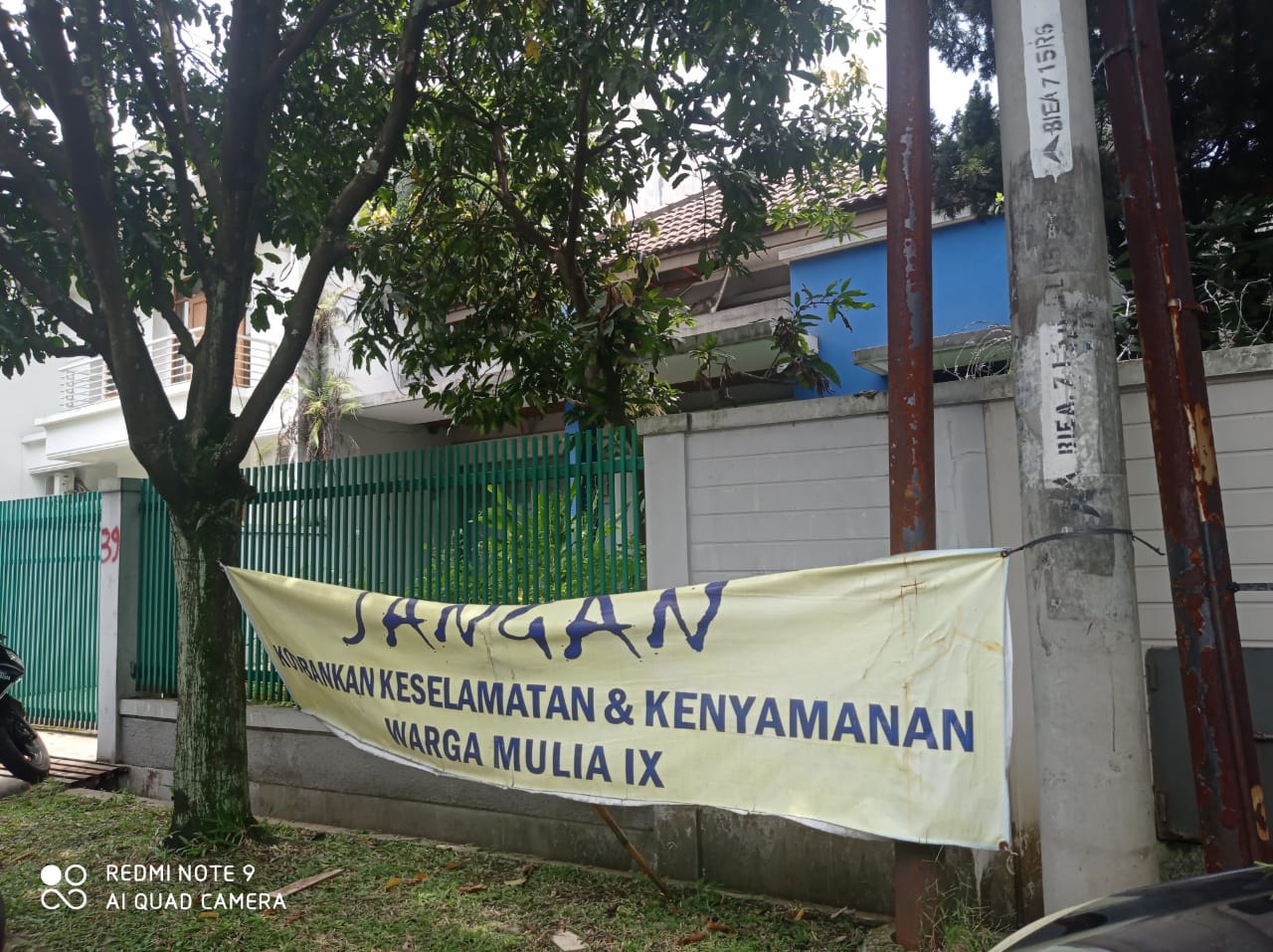  Warga memasang spanduk bertuliskan keluhan belum dibayarnya lahan dan rumah mereka oleh PT KCIC 