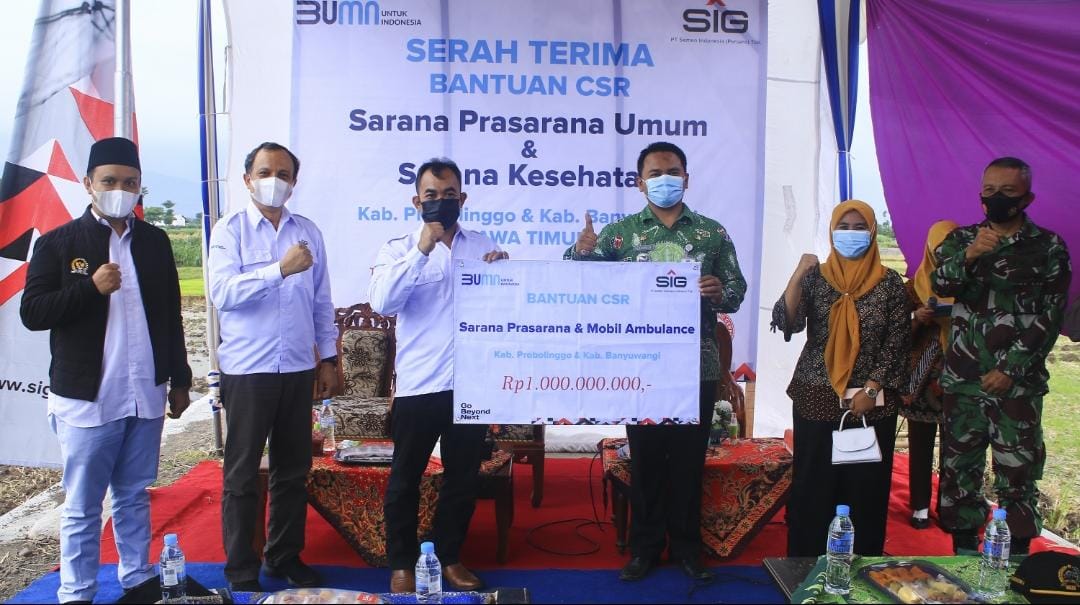 PT SIG melalui program SIG-Peduli memberikan bantuan Rp1 miliar untuk pembangunan jalan di  Desa Randujalak, Besuk, Probolinggo, Jatim. 