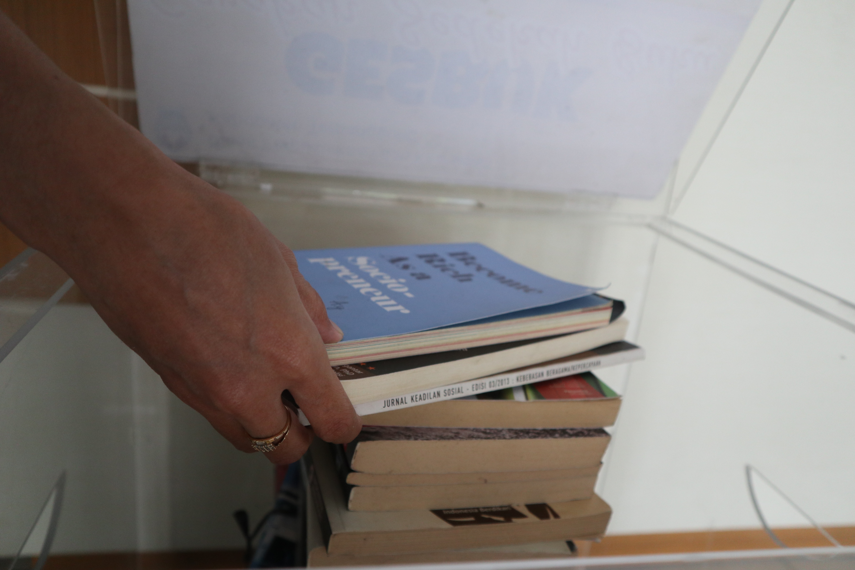 Seorang warga menyumbangkan sejumlah buku melalui Gerakan Sedekah Buku (Gesbuk) di Perpustakaan Daerah (Perpusda) Temanggung, Senin (22/3)