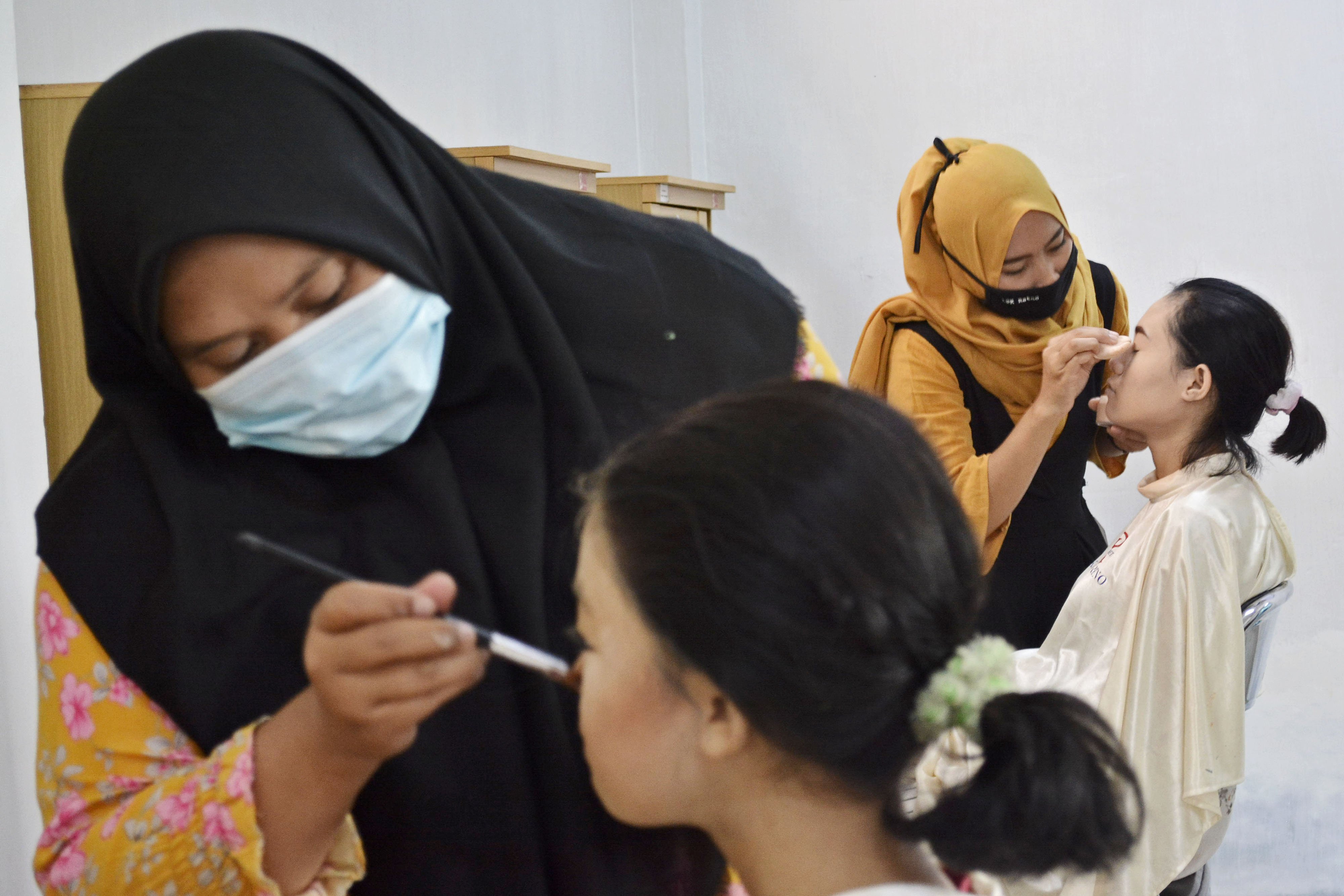 Sejumlah peserta mengikuti kelas pelatihan tata rias di sebuah lembaga kursus di Kabupaten Garut, Jawa Barat.
