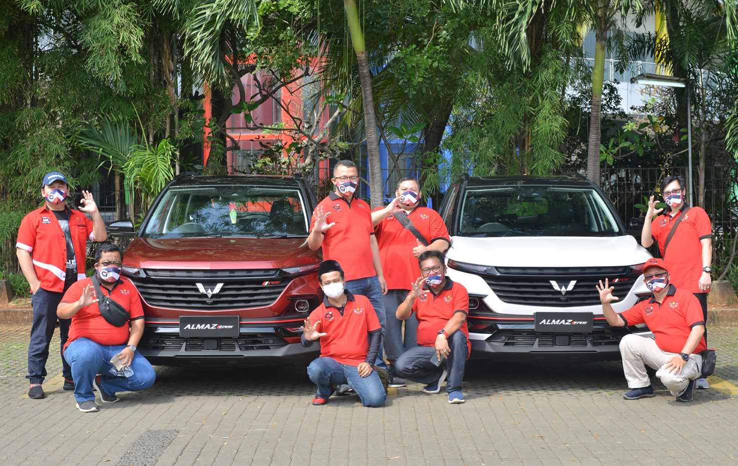 Para anggota salah satu komunitas Wuling berpose bersama Almaz RS di sesi test drive.