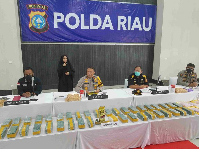 Polda Riau dan Bea Cukai membongkar aksi penyelundupan sebanyak 40 Kg sabu dan 50 ribu butir ekstasi dari Malaysia.  