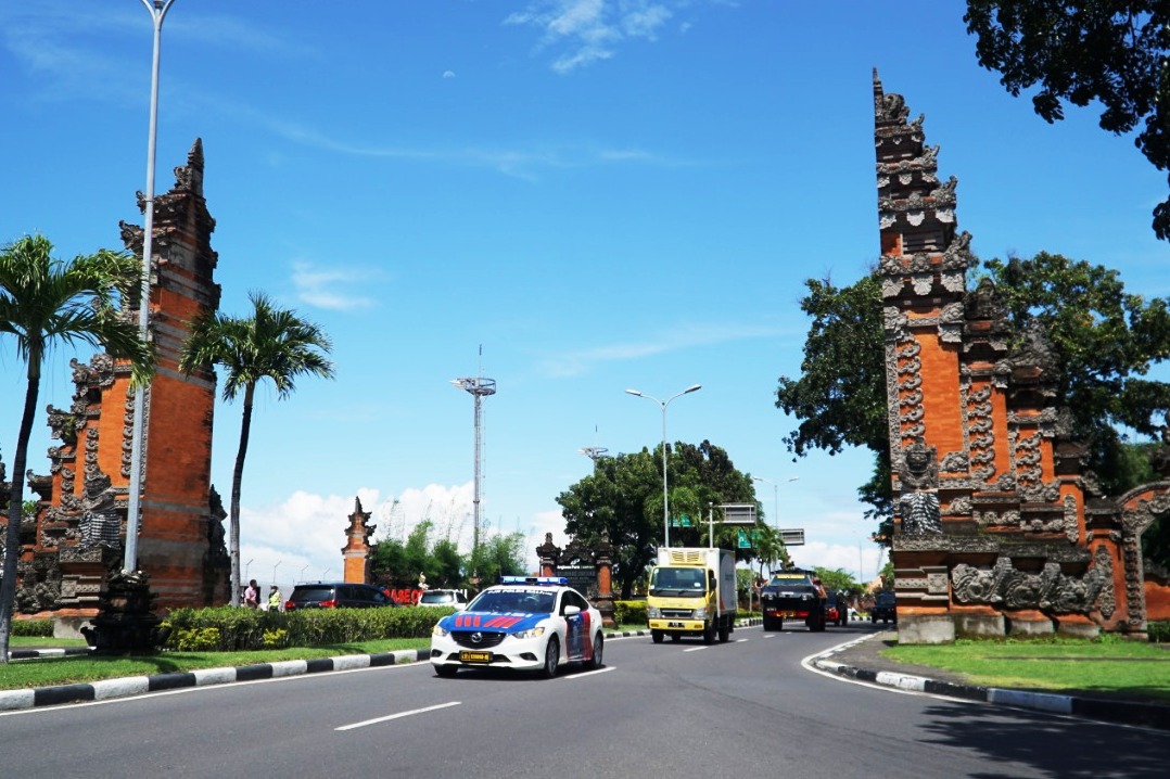 Brimob Polda Bali melakukan pengawalan kedatangan vaksin dari Bandara Ngurah Rai menuju Kantor Dinas Kesehatan Provinsi Bali, Sabtu (6/3).