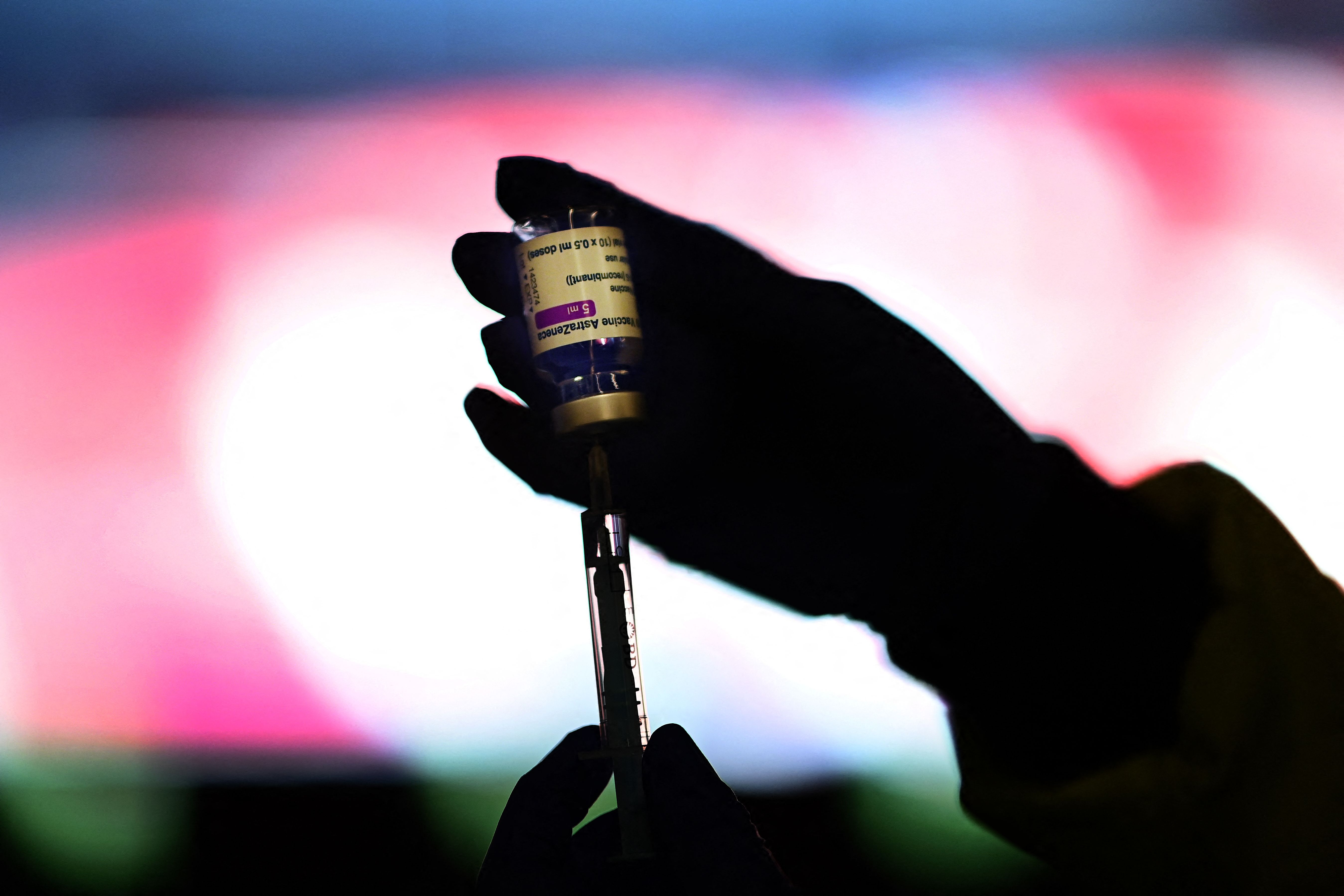 Petugas kesehatan mempersiapkan vaksin covid-19 AstraZeneca