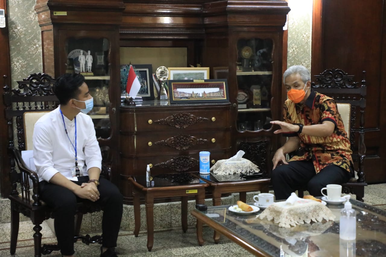 Kota Solo, Gibran Rakabuming Raka bertemu Gubernur Jawa Tengah Ganjar Pranowo di Rumah Dinas Gubernur, Semarang, Jumat (19/3).