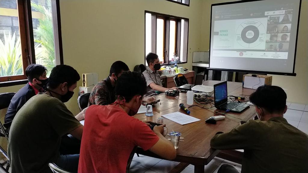 Mahasiswa melakukan pendampingan di program Comdev