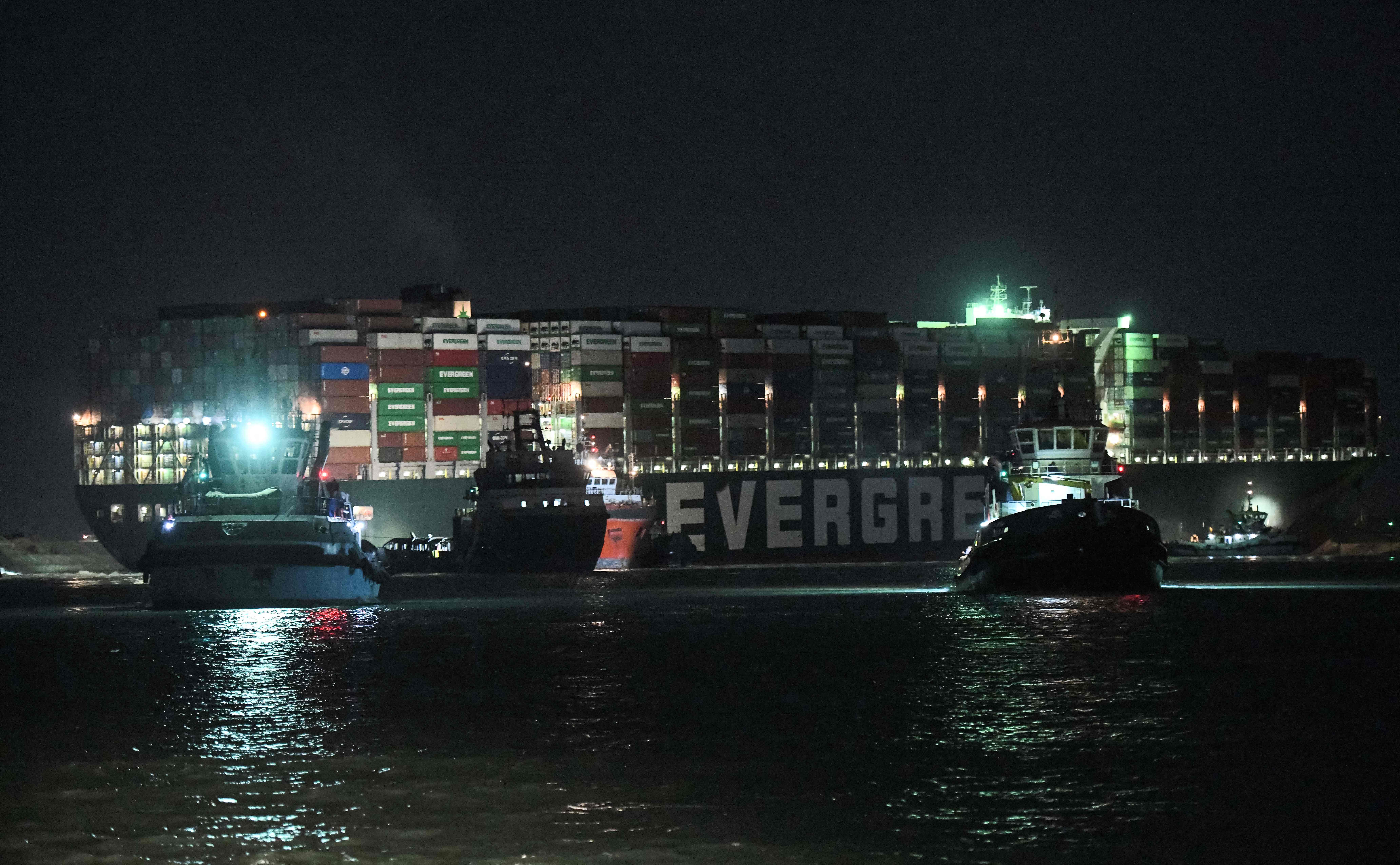 Sejumlah kapan tunda berusaha menarik kapal Ever Given yang karam dan menutup Terusan Suez.