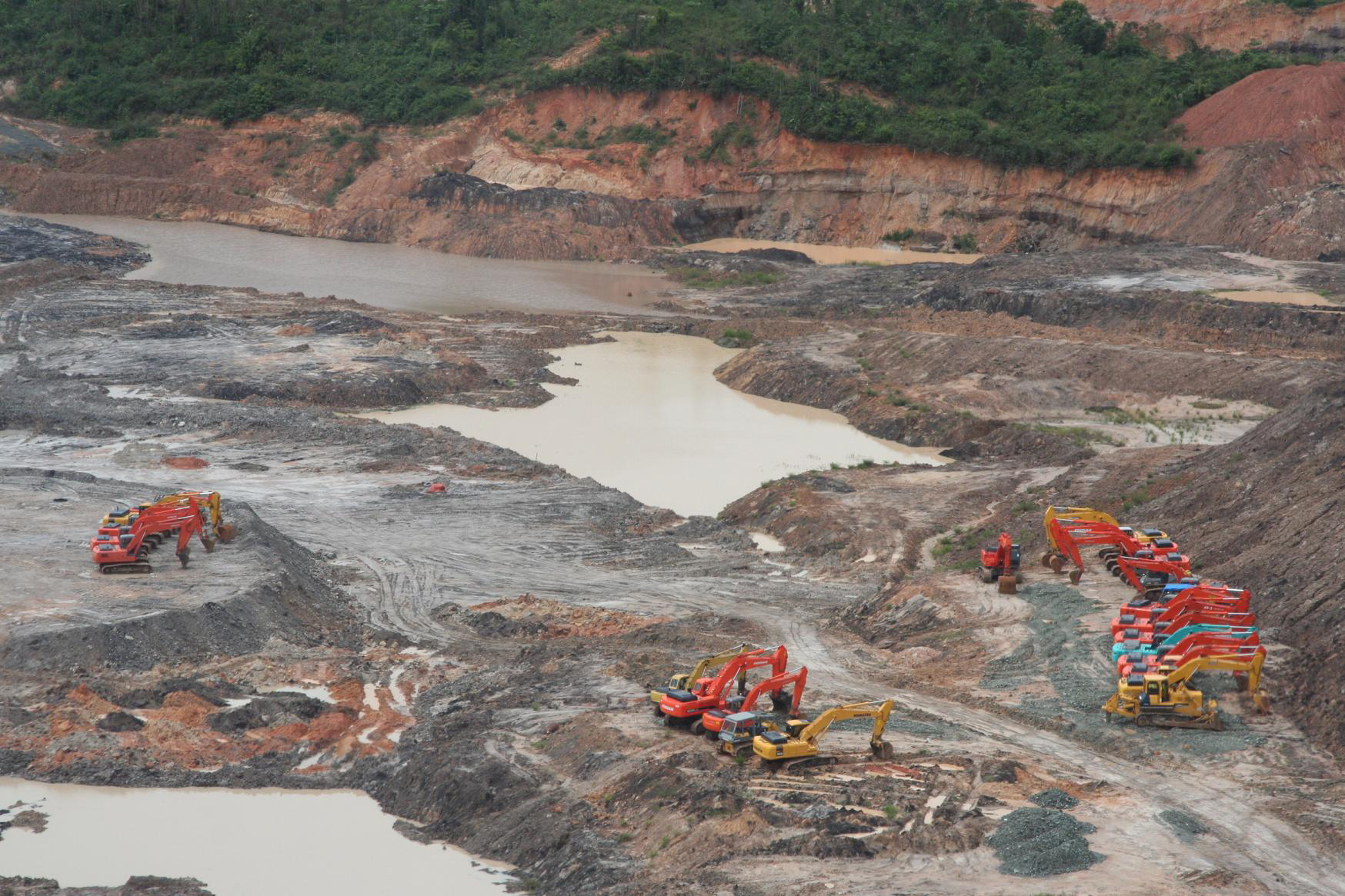  Polda Kalsel menertibkan aktivitas tambang batubara ilegal yang merambah kawasan hutan di Kecamatan Serongga, Kotabaru. 