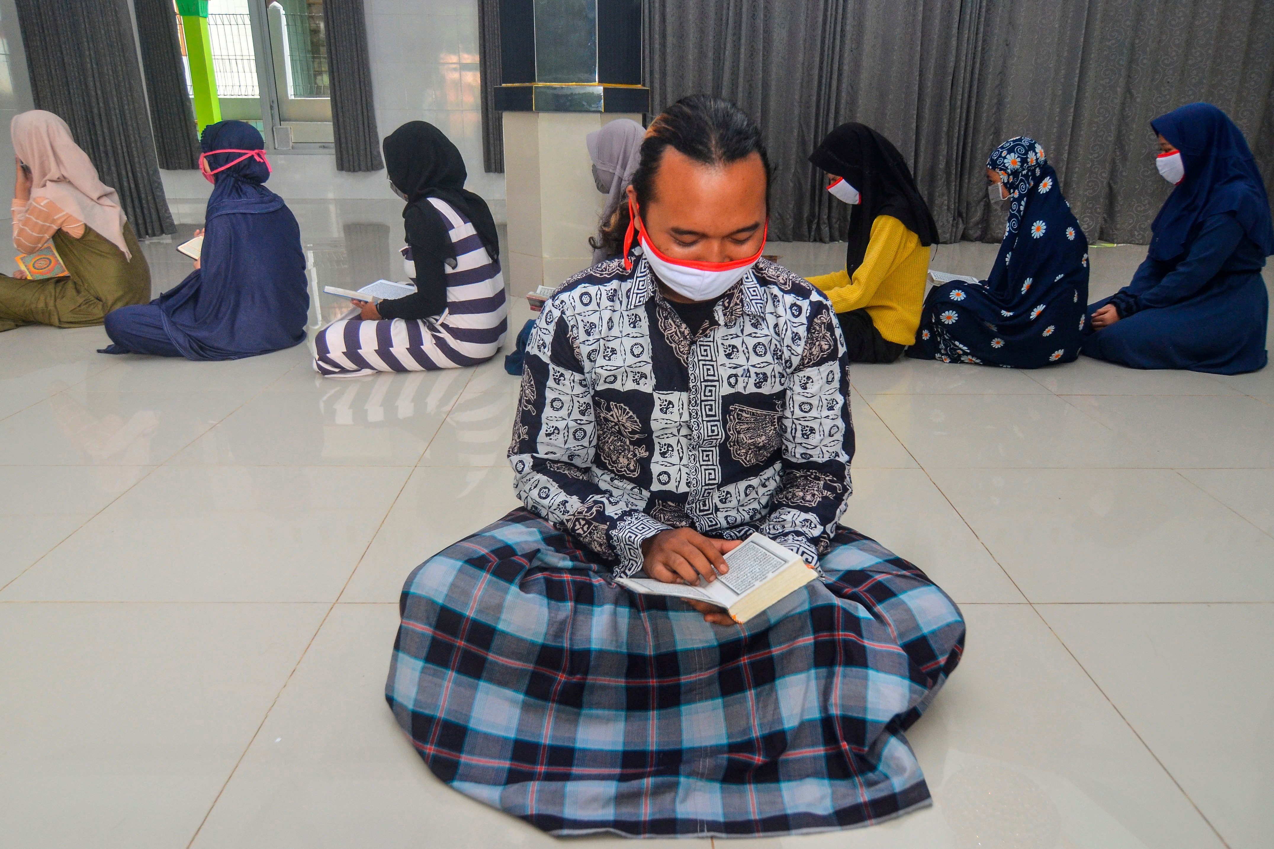 Sejumlah pemuda-pemudi atau santri kalong mengikuti Program Satu Desa Satu Hafidz di Masjid DKM Baiturrahim, Desa Rajadatu, Jabar.