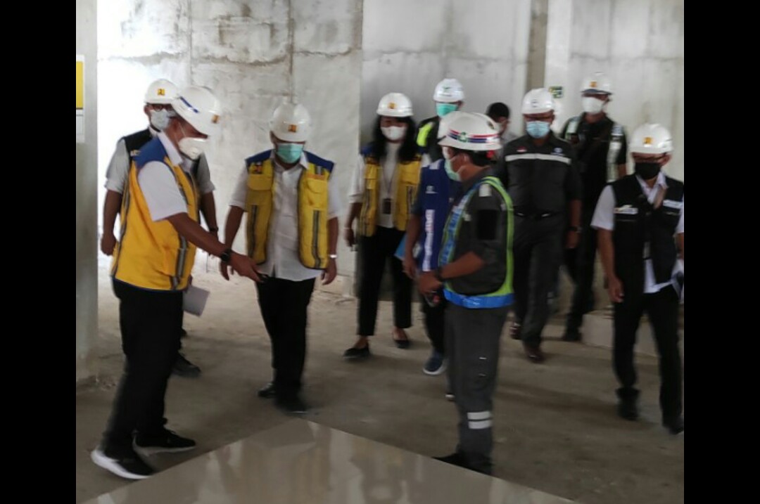  Menteri PUPR Basuki Hadimuljono bersama rombongan pejabat Kementerian PUPR meninjau rehabilitasi Pasar Legi Solo, Sabtu (27/3/2021).